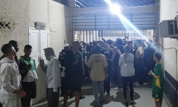 Parte da torcida precisou acompanhar o jogo de fora do ginsio por conta da lotao