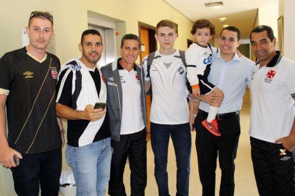 Jorginho e Zinho posam ao lados dos Gigantes