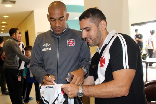 Rodrigo autografa camisa de Gerson Luiz