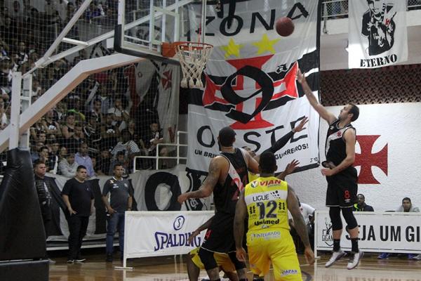 Gacho foi o cestinha do duelo com 23 pontos