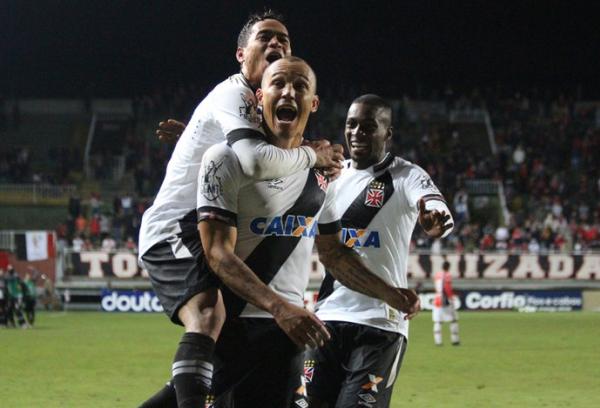 Leandro comemora gol com Yago Pikachu e William na Arena Joinville