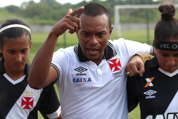 Antony Menezes conversando com as atletas cruzmaltinas
