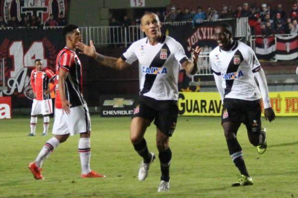 Ao lado de William, Leandro comemora o segundo gol