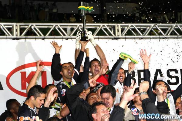 Maestro Felipe e goleiro Fernando Prass levantam o trofu da conquista