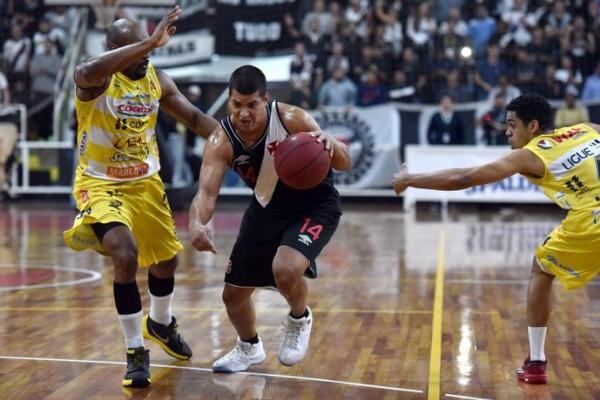 Com seis pontos nos muntos finais, Robby Collum foi um dos destaques na vitria do Vasco