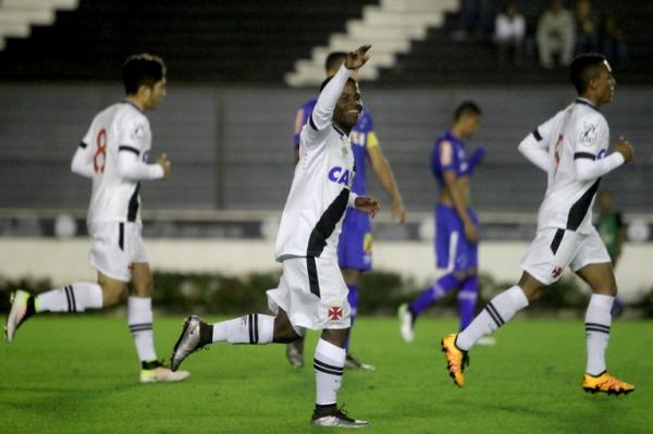 Robinho comemora o primeiro gol vascano