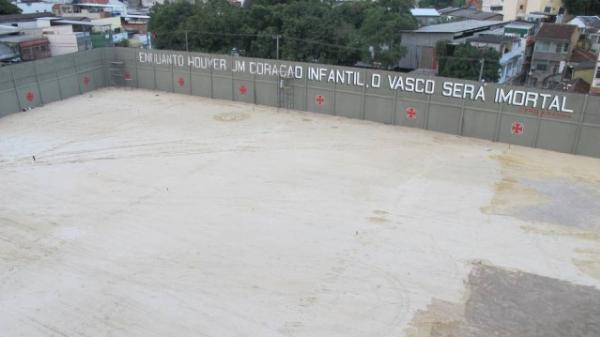 Campo anexo de So Janurio ganha muro novo