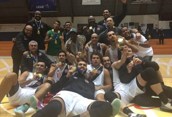 Jogadores do Vasco posam para a foto com o trofu do ttulo da Liga Ouro