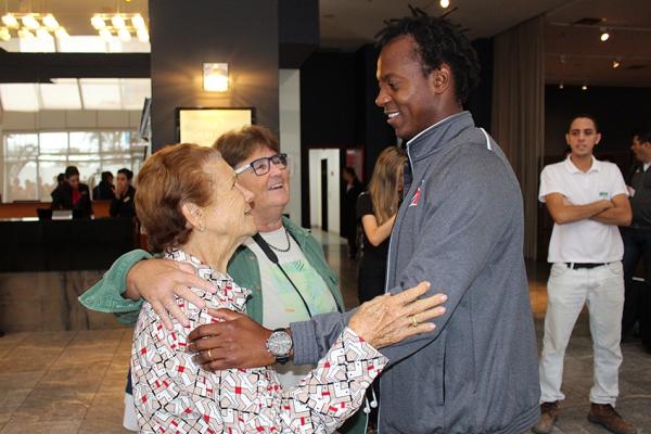 Andrezinho cumprimenta me e filha na entrada do hotel
