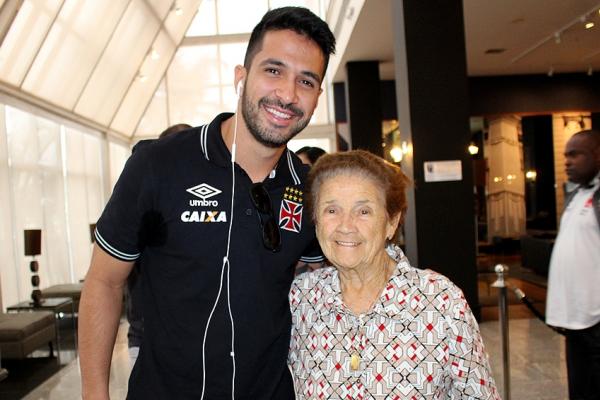 Dona Maria e o zagueiro Luan