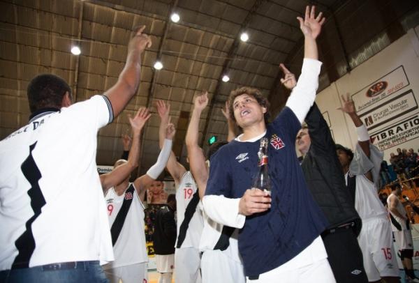 Jogadores do Vasco comemoram o ttulo da Liga Ouro em Campo Mouro
