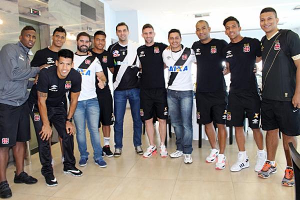 Jogadores posam com Scios-Torcedores em Vitria