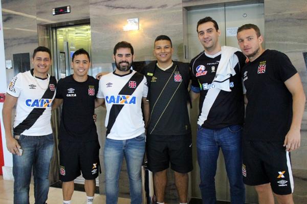 Yago Pikachu e Marcelo Mattos ao lado dos scios-torcedores