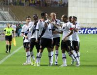 Jogadores comemoram gol de Luan