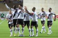 Jogadores comemoram gol de Luan