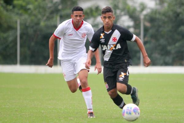 Joo Bernardo conduz a bola no CT Vale das Laranjeiras