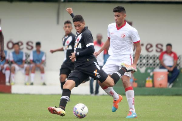 Paulinho arrisca chute da intermediria