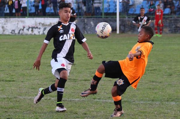 Miguel esbanja habilidade e aplica lenol em marcador rival