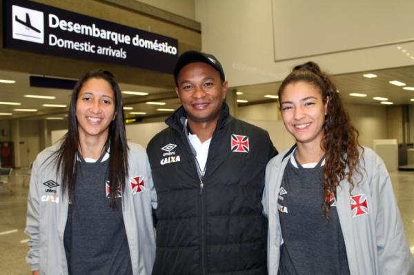 Jully e Angelina posam ao lado do treinador Anthony