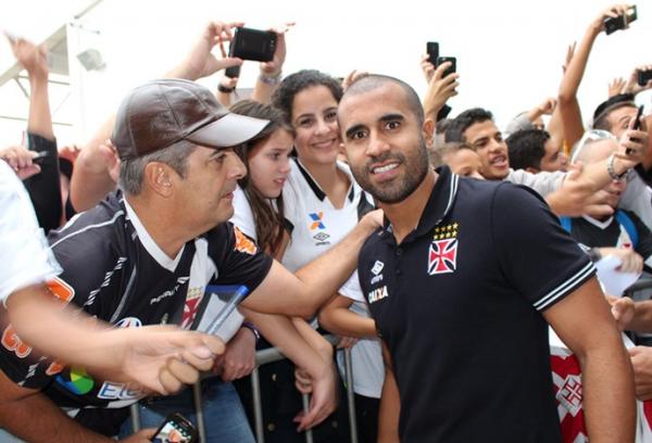 Julio Cesar em contato com os fs: lateral diz que  hora de escrever nova histria no Cruz-Maltino