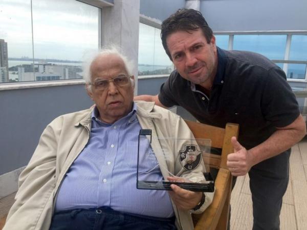 Max Citty entregou placa em homenagem ao clube nas mos do presidente, Eurico Miranda