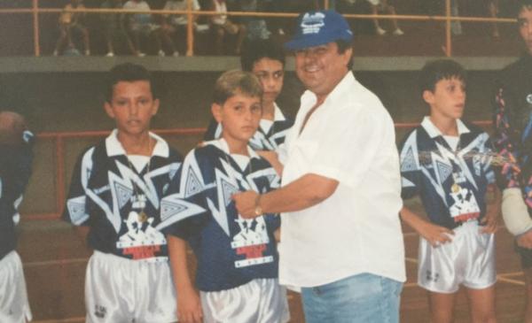 Nen durante premiao de torneio de futsal: apelido vem da personalidade forte na infncia