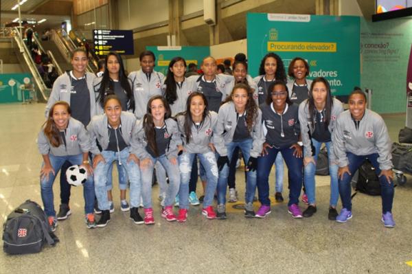 Vascanas posam para foto no Aeroporto Galeo