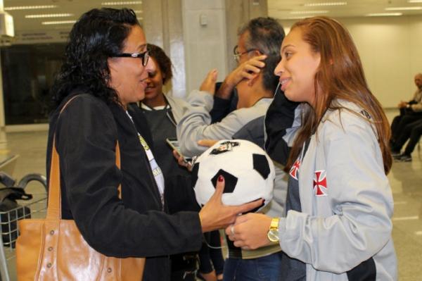 Thayla recebe o carinho de sua me no desembarque