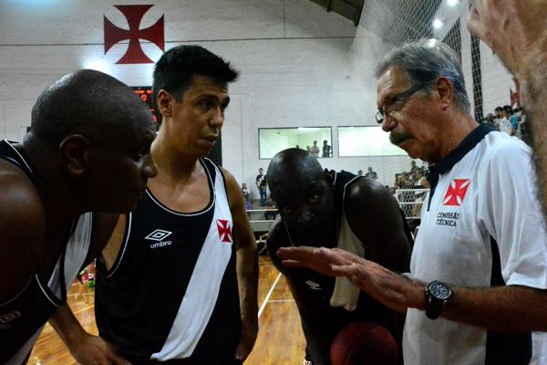 Hlio Rubens conversa com o time durante jogo comemorativo