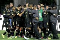 Jogadores comemoram gol de Andrezinho