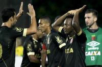 Jogadores comemoram gol de Andrezinho