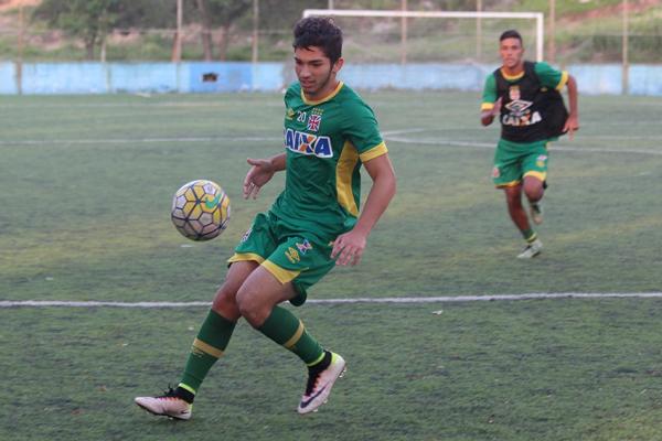 Amdrey domina a bola no treinamento
