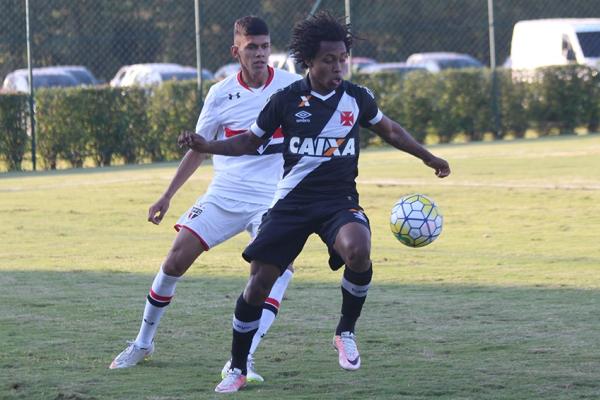 Paulo Vitor sendo marcado por dois zagueiros adversrios