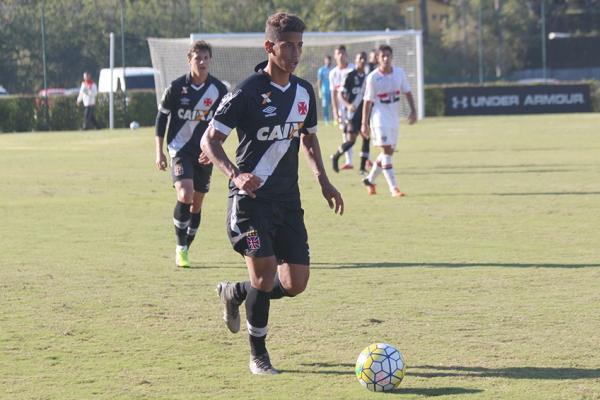 Diogo Hereda iniciando jogada ofensiva