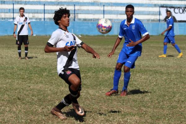 Joo Laranjeira mostra habilidade ao matar bola no peito