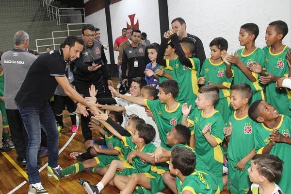 Nen cumprimenta a garotada aps a palestra