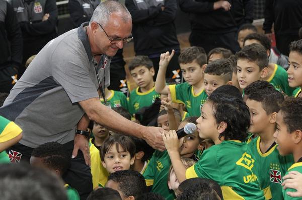 Garotada encheu o dolo Nen de perguntas