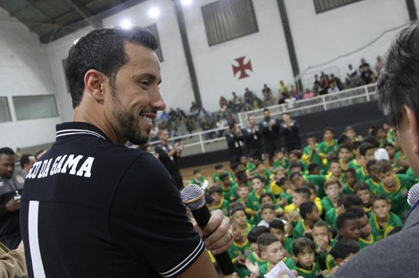Garotada atenta no momento da palestra de Nen