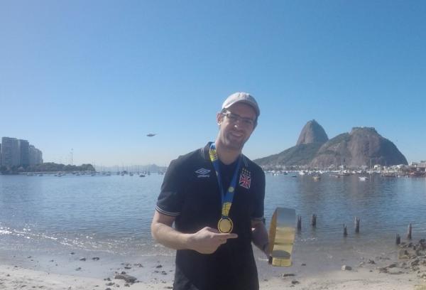 Gacho com a medalha de campeo da Liga Ouro e o trofu de MVP das finais