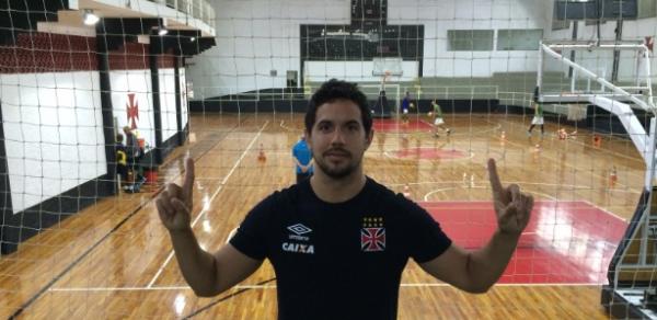 Palacios posa na quadra de So Janurio: parece ou no com Martn Silva?