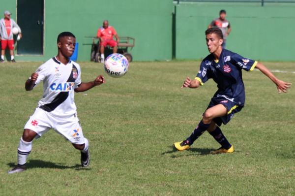 Robinho domina bola no peito: atacante foi o destaque da partida