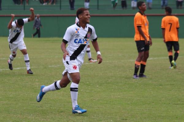 Joo Pedro comemora um dos gols da goleada