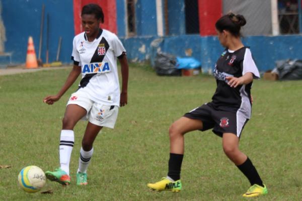 Mariana abriu o placar para o Vasco no Miguel Couto