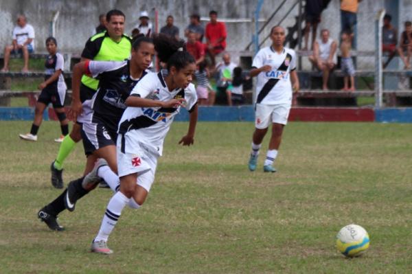 Mariana Santos puxa contra-ataque vascano