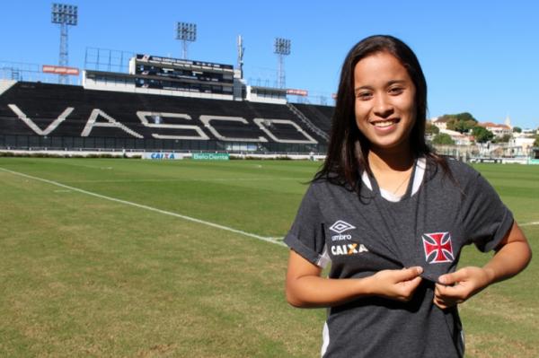 Letcia exibe com orgulho a cruz de malta