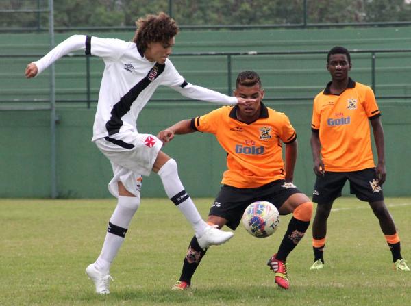 Victor Hugo domina a bola no Nivaldo Pereira