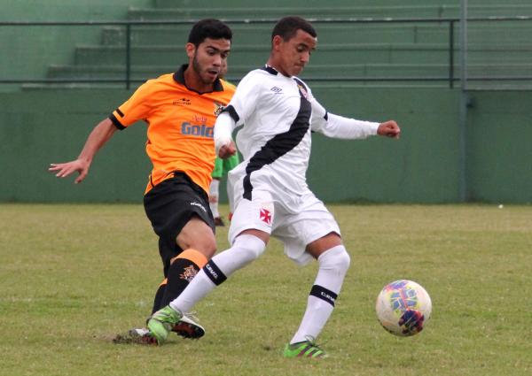Gustavo Henrique tenta se livrar da marcao rival