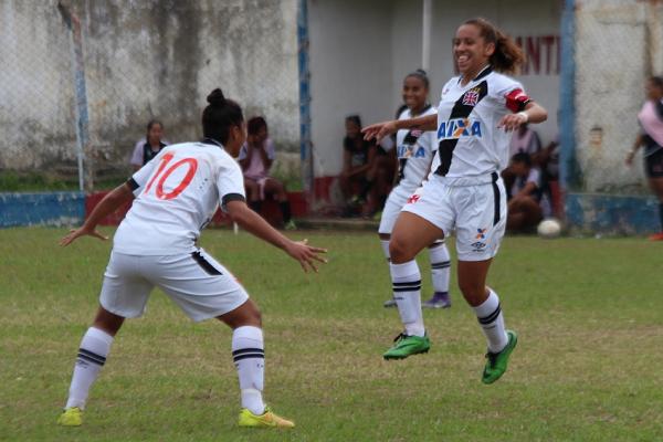 Las (esq) comemora gol de Thayla aps dar assistncia para a volante