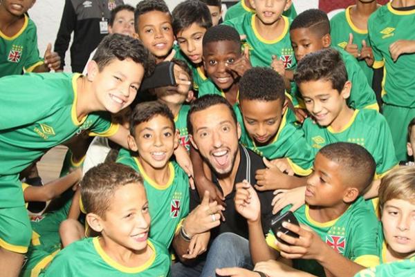 Nen deu conselhos para a garotada que sonha em fazer bonito no gramado