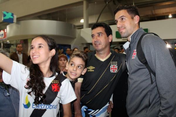 Martn Silva recebe o carinho de famlia vascana no desembarque